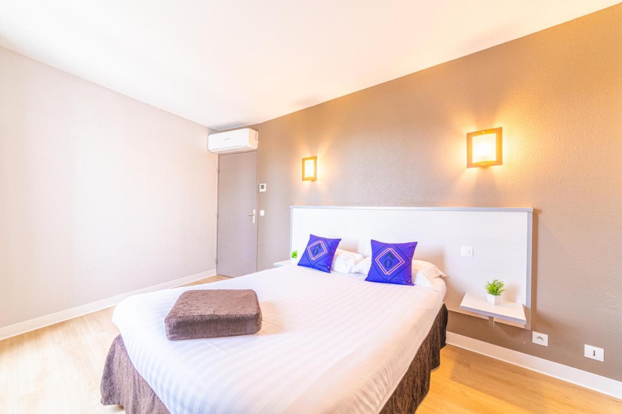 Deluxe One-Bedroom Apartment